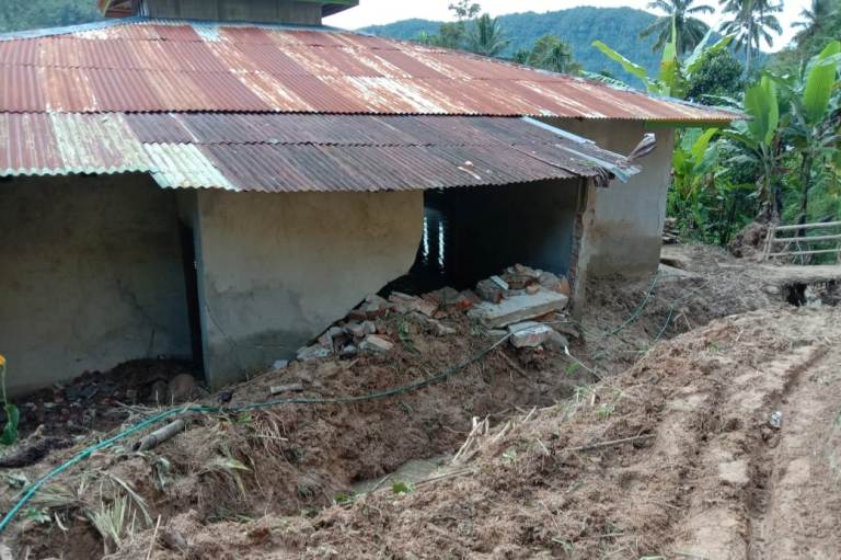 Butuh Donasi, Masjid Al Muhajirin Salu Kepopok Mamasa Tertimbun Longsor