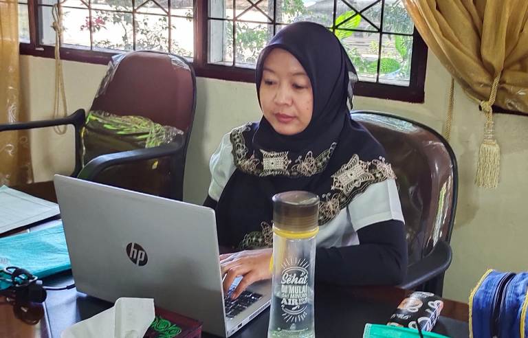 Auditor Inspektorat Kemenag Puji Prestasi Siswi MAN 1 Polman dan Kepala MAN 1 Majene