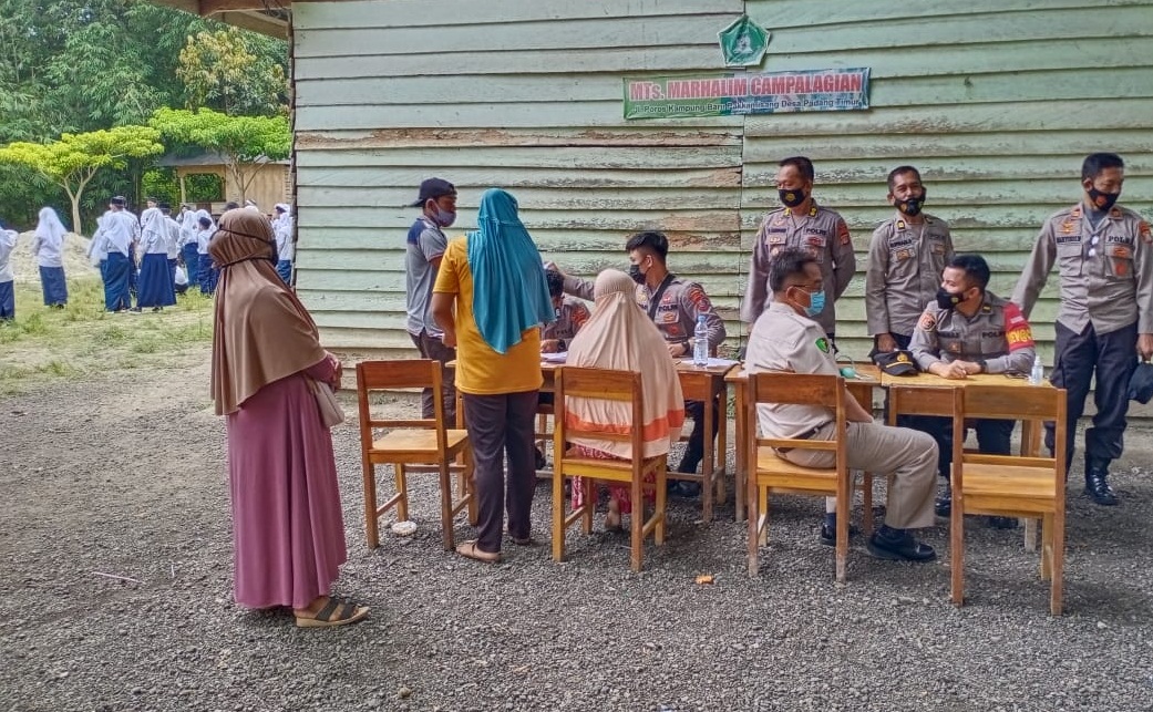 Vaksinasi Covid-19, Tim 11 Vaksinator Polres Polman Sasar Pelajar Madrasah