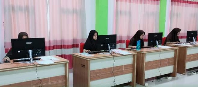 Siswa dan Siswi MTs Negeri 2 Majene Seleksi SNPDB Online