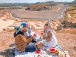 Benarkah Nonton MotoGP Mandalika Bisa Sambil ‘Piknik’ Gelar Tikar?