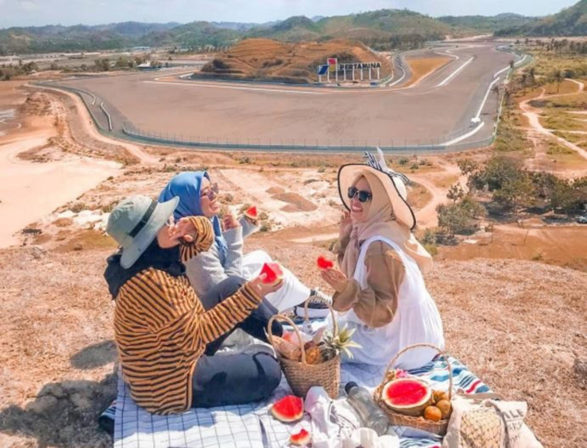 Benarkah Nonton MotoGP Mandalika Bisa Sambil ‘Piknik’ Gelar Tikar?