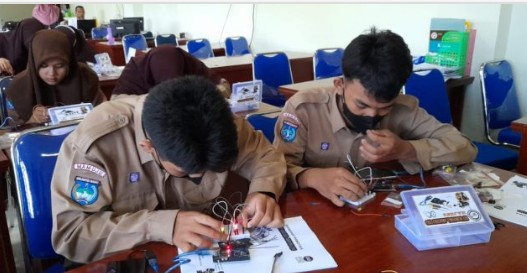 MAN 1 Mamuju Kembangkan Skill Siswa Melalui Workshop Robotik