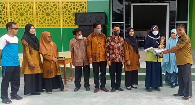 Prestasi Siswi MTs Negeri 1 Polewali Mandar Diserahkan dalam Momen Apel Pagi