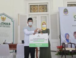 Ridwan Kamil: Zakat Bantu Entas Kemiskinan Ekstrem, Ditargetkan di Jabar terhimpun Rp 1,6 triliun Ridwan Kamil: Zakat Bantu Entas Kemiskinan Ekstrem, Ditargetkan di Jabar terhimpun Rp 1,6 triliun