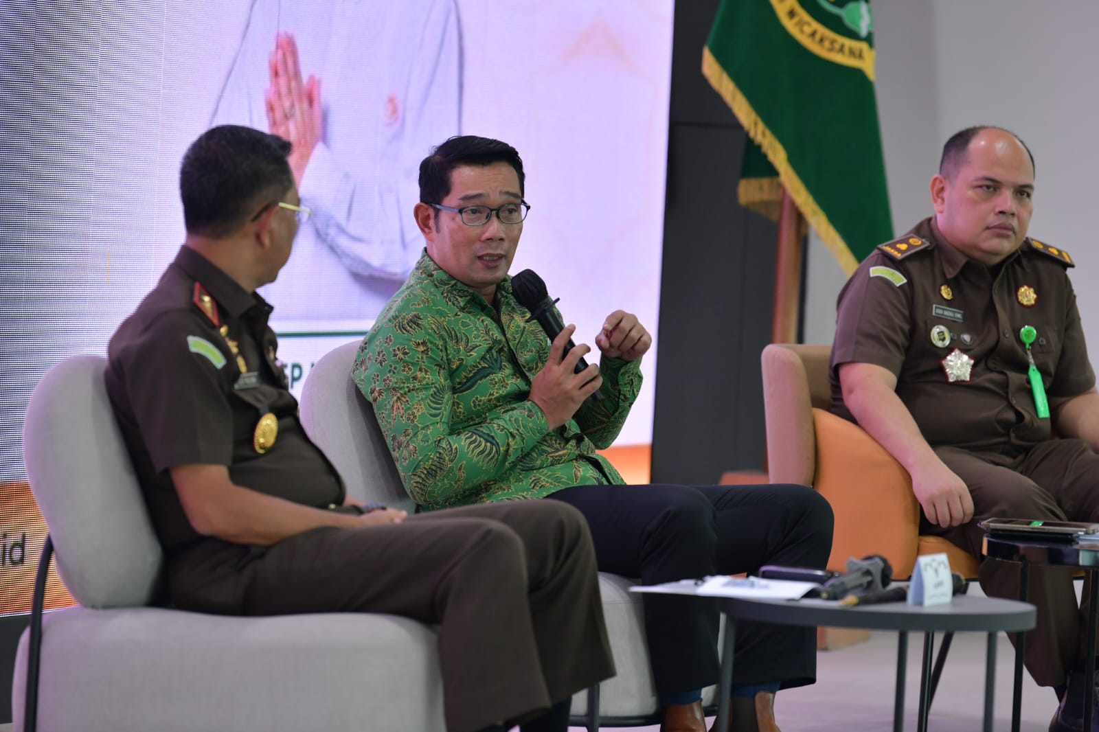 Ridwan Kamil Ajak Kejaksaan Tinggi Tingkatkan Penggunaan Produk Dalam Negeri Ridwan Kamil Ajak Kejaksaan Tinggi Tingkatkan Penggunaan Produk Dalam Negeri