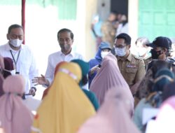 Ridwan Kamil Dampingi Jokowi Bagikan BLT dan Bantuan Modal Usaha Kepada Pedagang Pasar di Cirebon Ridwan Kamil Dampingi Jokowi Bagikan BLT dan Bantuan Modal Usaha Kepada Pedagang Pasar di Cirebon