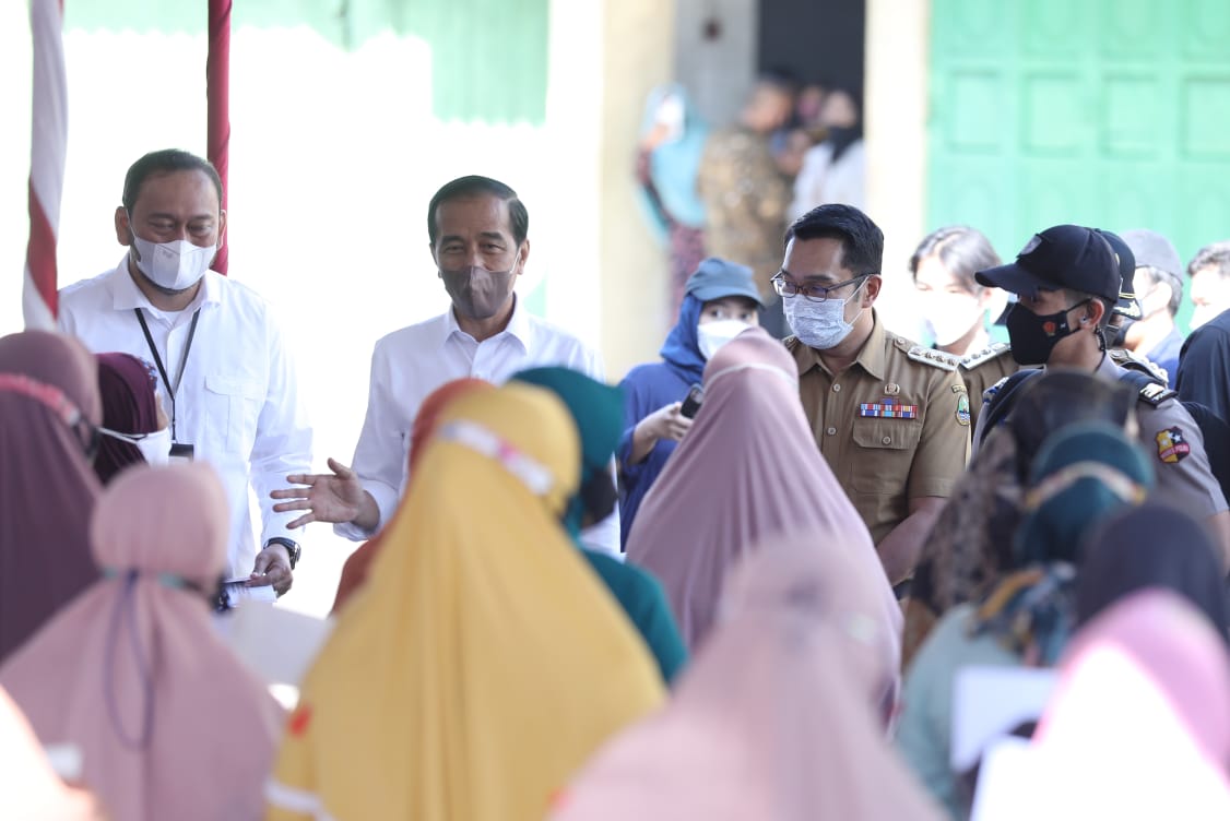 Ridwan Kamil Dampingi Jokowi Bagikan BLT dan Bantuan Modal Usaha Kepada Pedagang Pasar di Cirebon Ridwan Kamil Dampingi Jokowi Bagikan BLT dan Bantuan Modal Usaha Kepada Pedagang Pasar di Cirebon