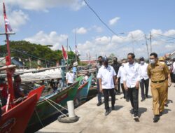 Nelayan Cirebon "Curhat" Kelangkaan Solar Kepada Jokowi dan Ridwan Kamil Nelayan Cirebon “Curhat” Kelangkaan Solar Kepada Jokowi dan Ridwan Kamil