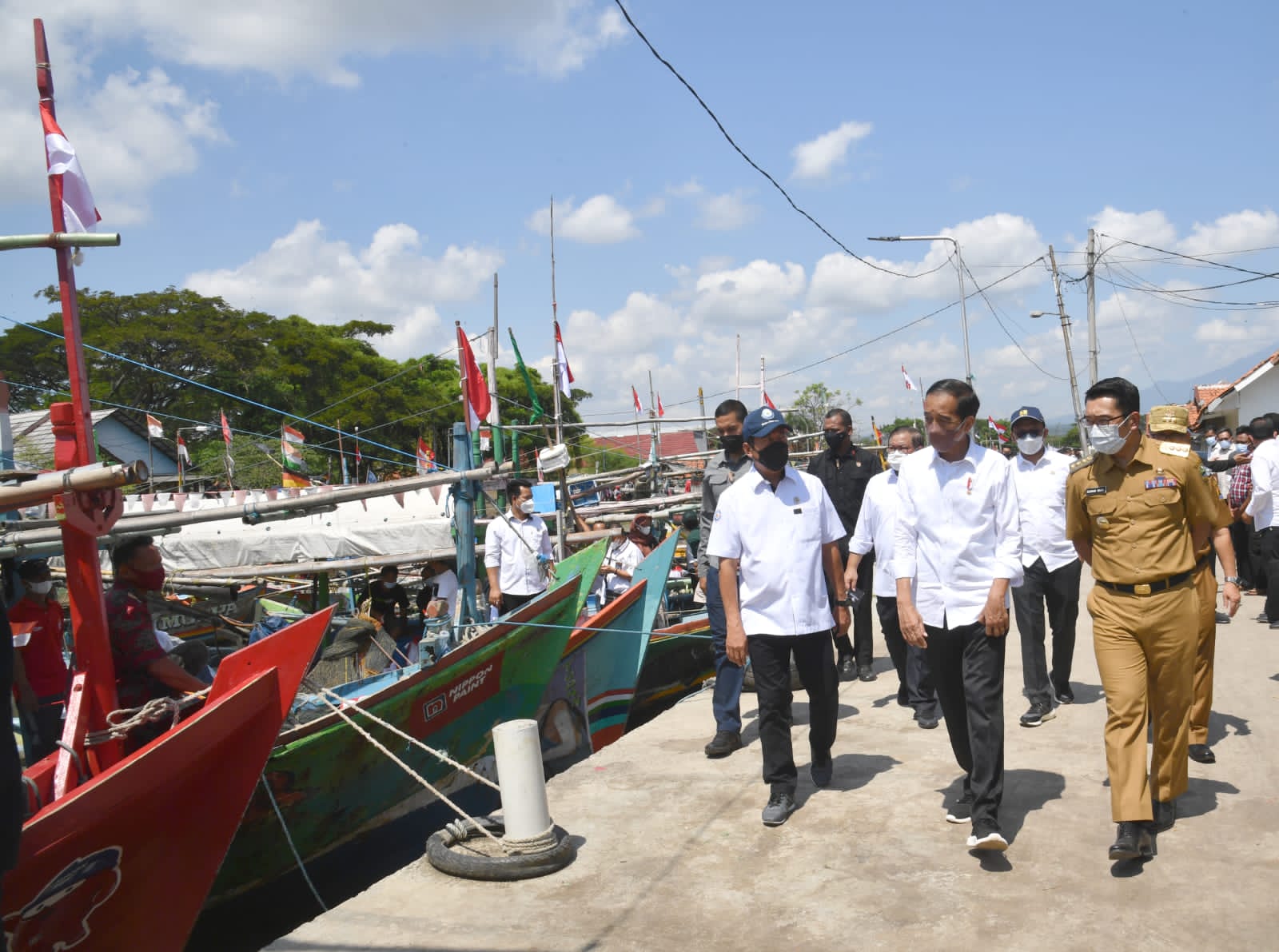 Nelayan Cirebon "Curhat" Kelangkaan Solar Kepada Jokowi dan Ridwan Kamil Nelayan Cirebon "Curhat" Kelangkaan Solar Kepada Jokowi dan Ridwan Kamil