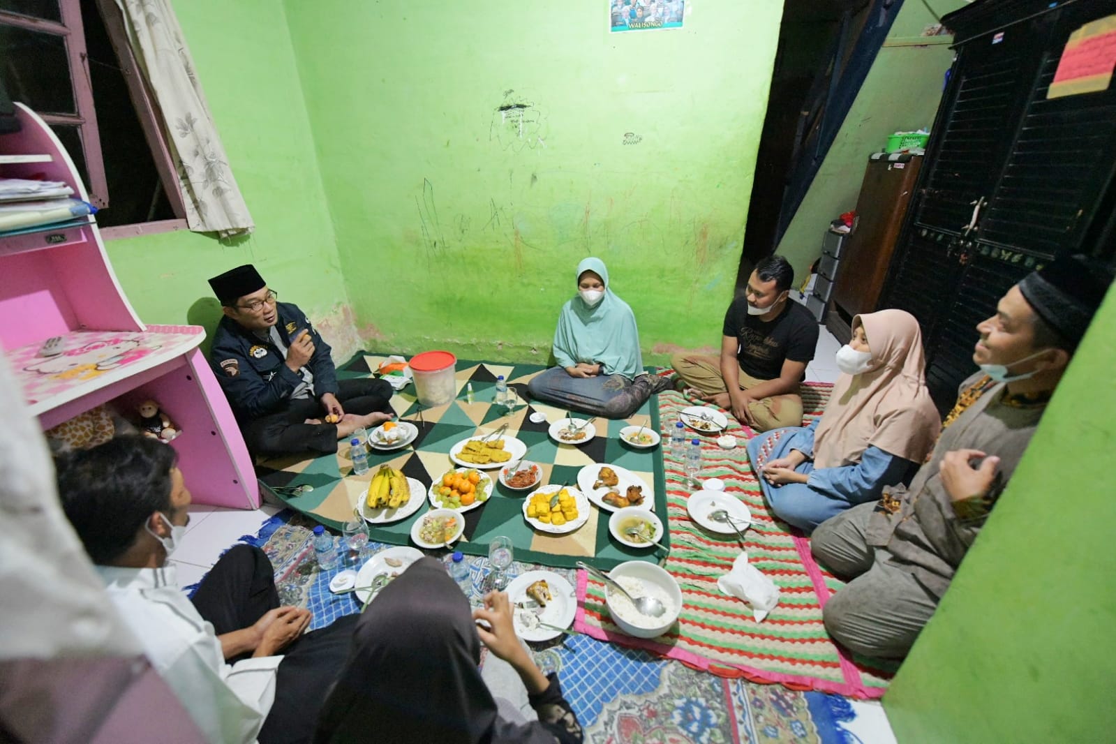 Sahur Bersama Keluarga Bi Mar, Ridwan Kamil: Silaturahmi Bawa Kebahagiaan Sahur Bersama Keluarga Bi Mar, Ridwan Kamil: Silaturahmi Bawa Kebahagiaan
