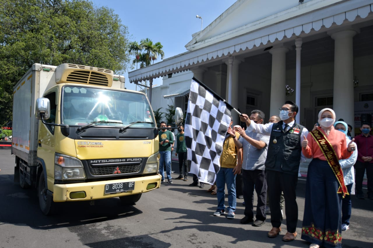 Ridwan Kamil Lepas Pengiriman Perdana Minyak Goreng Curah yang Dipesan Via Aplikasi Ridwan Kamil Lepas Pengiriman Perdana Minyak Goreng Curah yang Dipesan Via Aplikasi