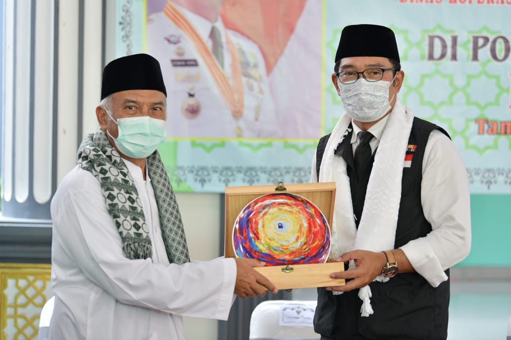 Ridwan Kamil Apresiasi Kemajuan Pesantren Program OPOP, Tahun 2023 ditargetkan total diikuti 5.000 pesantren Ridwan Kamil Apresiasi Kemajuan Pesantren Program OPOP, Tahun 2023 ditargetkan total diikuti 5.000 pesantren