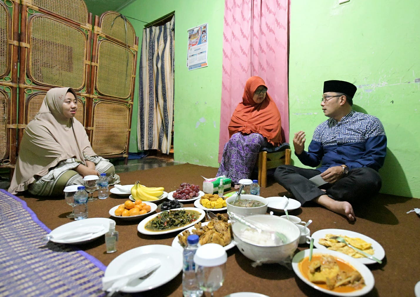 Mak Endah Kaget Rumahnya Didatangi Ridwan Kamil saat Sahur Mak Endah Kaget Rumahnya Didatangi Ridwan Kamil saat Sahur