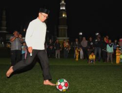 Nikmati Malam Minggu di Majalengka, Ridwan Kamil Bermain Bola dengan Anak-anak Nikmati Malam Minggu di Majalengka, Ridwan Kamil Bermain Bola dengan Anak-anak