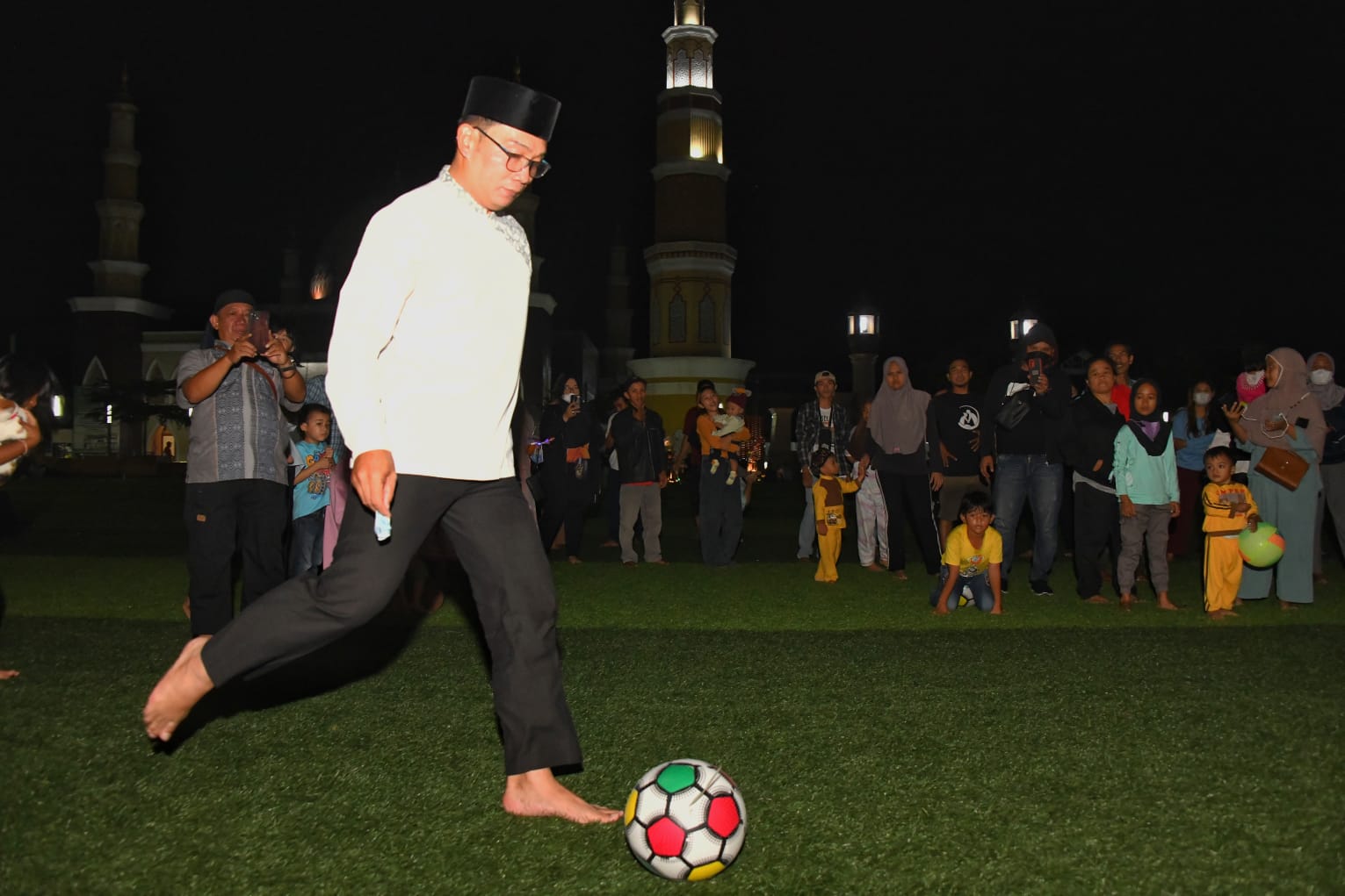 Nikmati Malam Minggu di Majalengka, Ridwan Kamil Bermain Bola dengan Anak-anak
