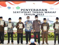 Gubernur Ridwan Kamil Serahkan 502 Sertifikat Tanah Wakaf untuk Masyarakat Gubernur Ridwan Kamil Serahkan 502 Sertifikat Tanah Wakaf untuk Masyarakat