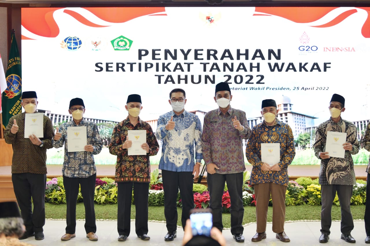Gubernur Ridwan Kamil Serahkan 502 Sertifikat Tanah Wakaf untuk Masyarakat