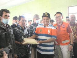 Wagub Uu Ruzhanul Serahkan 56 Ton Beras untuk Korban Banjir