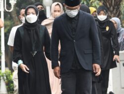 Ridwan Kamil dan Ulama Setempat Ikut Mandikan Eril secara Syariat Islam