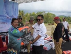 Demi Keselamatan Passandeq,  Akmal Malik Serahkan Perlengkapan Tim Festival Sandeq 2022