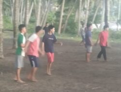 Tak Punya Lapangan,  Warga Desa Mekkatta Selatan Main Bola di Bawah Pohon Kelapa