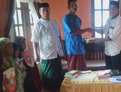 Karang Taruna Maliaya Serahkan Alquran dan Insentif Dua TPA
