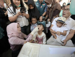 Gubernur Ridwan Kamil Antar Arkana Imunisasi Polio ke Posyandu  Waspada Potensi Penularan saat  Lebaran