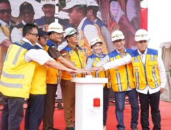 Peletakan Batu Pertama Rekonstruksi Gedung DPRD Sulbar, Kontraktor Diminta Prioritaskan SDM Lokal