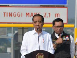 Resmikan Tol Bocimi Seksi 2, Presiden Jokowi Puji Jabar Disebut Juara Investasi, Gubernur Ridwan Kamil Acungkan Jempol