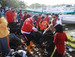 Jadikan Majene Model Pengembangan Ekowisata, Sekprov Sulbar Gelar Aksi Bersih Pantai