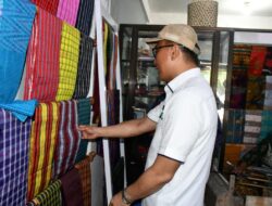 Dukung Pengembangan Industri Tenun Lokal, Pj Gubernur Ajak ASN Pakai Kain Khas Sulbar
