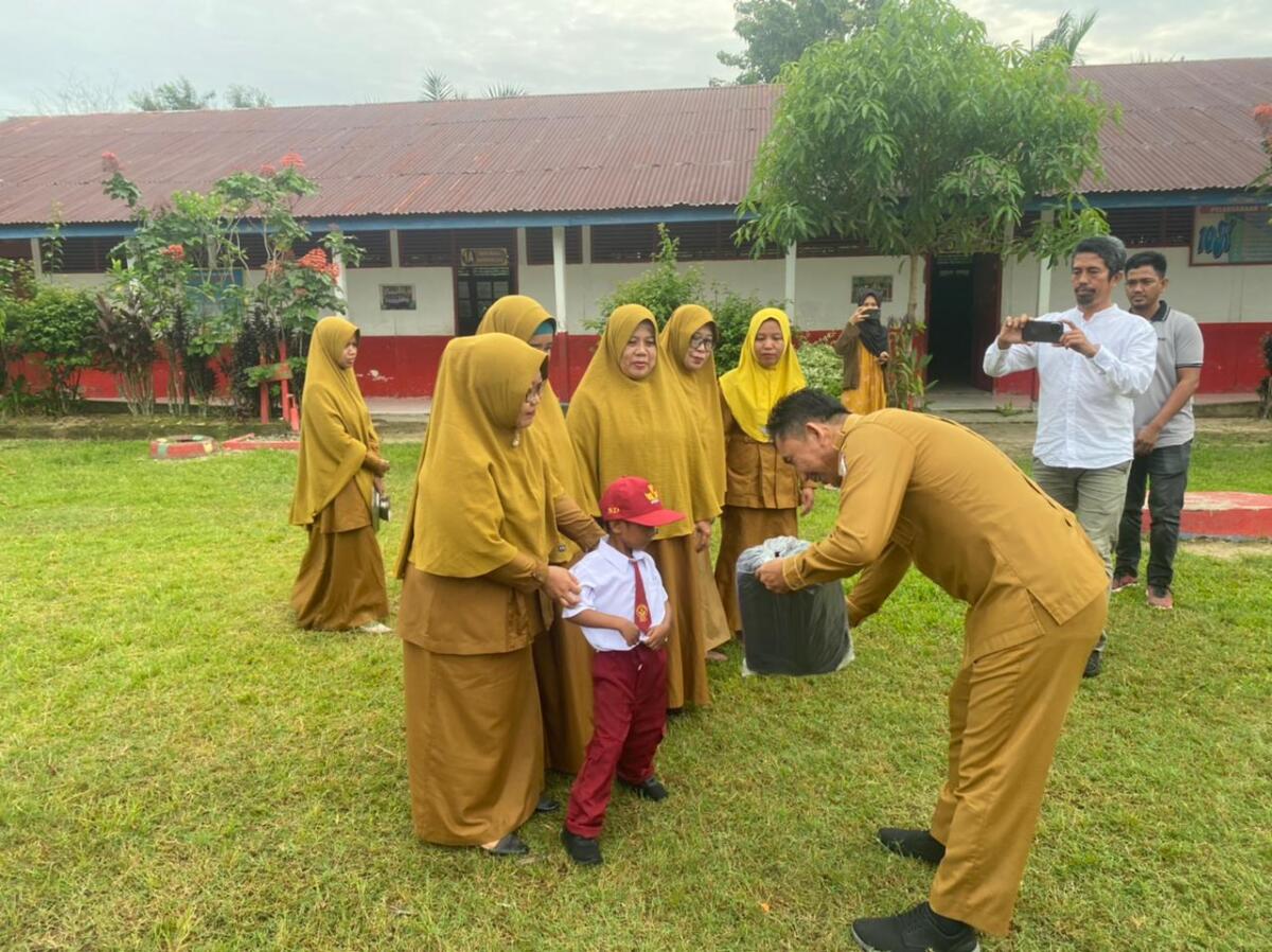 Viral di Media Sosial Seorang Anak Bersandal Jepit ke Sekolah, Kadis Pendidikan Sulbar Respon Cepat