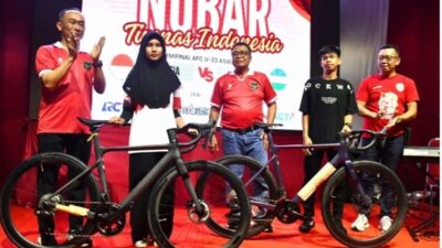 PJ Gubernur Sulbar Prof Zudan Serahkan Bantuan Sepeda untuk Atlet Berlaga di PON 2024