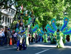 Buka Pawai Kendaraan Hias, Bey: Bukti Bandung Kota Kreatif dan Destinasi Wisata Unggulan