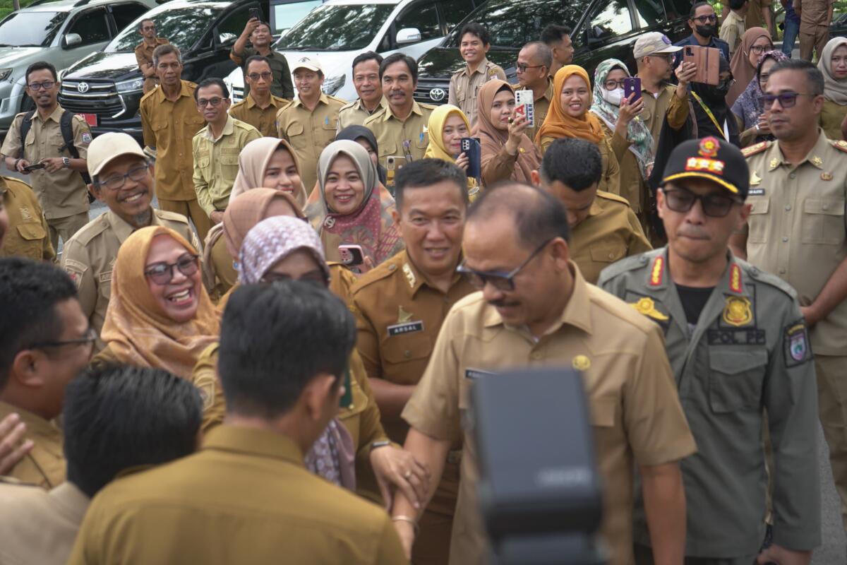 Hari Pertama Masuk Kantor, Gubernur dan Wagub Sulbar Disambut Meriah ASN Pemprov