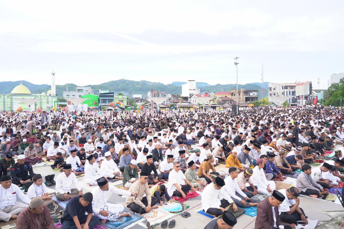 Gubernur dan Wagub Sulbar Salat Id di Anjungan Pantai Manakarra