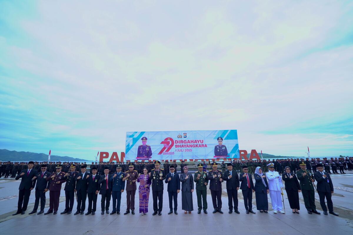 Gubernur Sulbar Apresiasi HUT Bhayangkara di Anjungan Pantai Manakarra