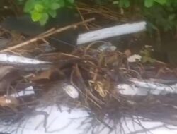 Perahu Warga Tanisi Hancur Dihantam Ombak Akibat Hujan Deras dan Air Laut Pasang Perahu Warga Tanisi Hancur Dihantam Ombak Akibat Hujan Deras dan Air Laut Pasang