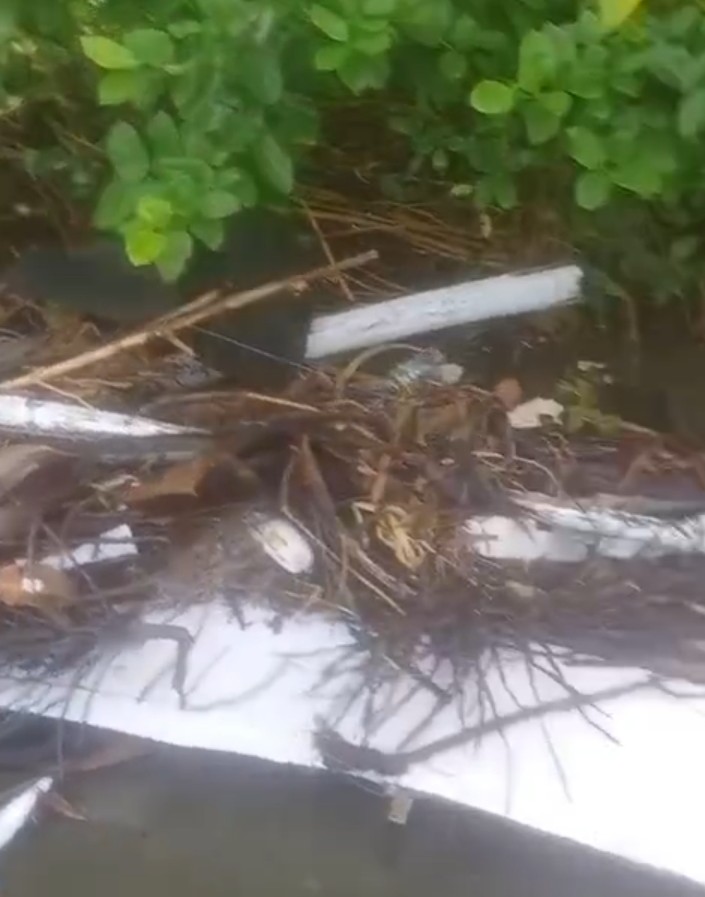 Perahu Warga Tanisi Hancur Dihantam Ombak Akibat Hujan Deras dan Air Laut Pasang Perahu Warga Tanisi Hancur Dihantam Ombak Akibat Hujan Deras dan Air Laut Pasang
