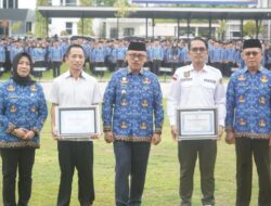 Plt Kadinsos P3A dan PMD Sulbar Dampingi Gubernur Serahkan Penghargaan Desa Berprestasi