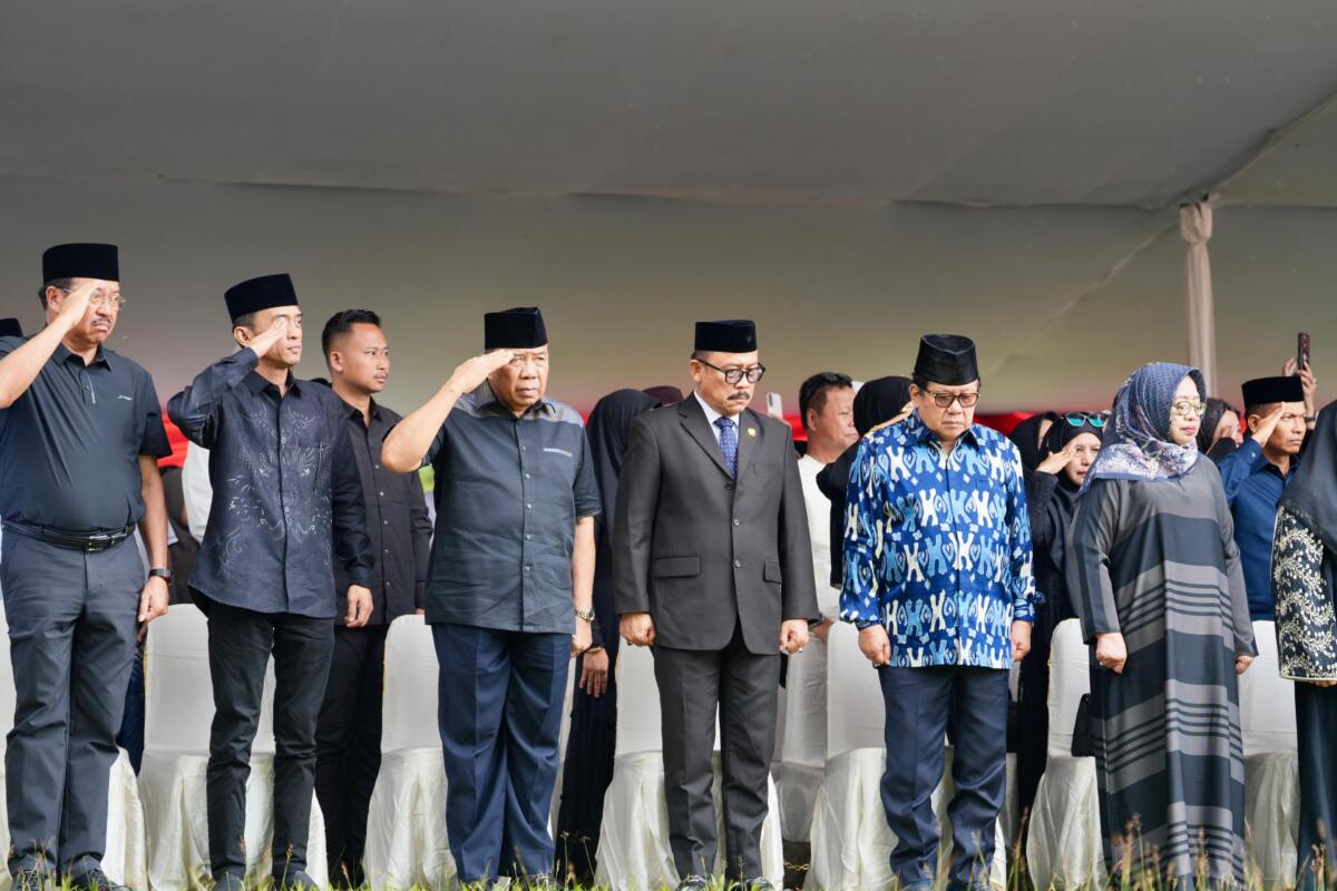 PenuhHaru, Gubernur Sulbar Suhardi Duka Jadi Inspektur Upacara Persemayaman Salim S Mengga