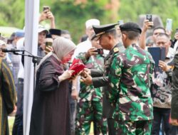 Hj Fatmawati Salim Terima Lipatan Merah Putih Usai Upacara Pemakaman Militer