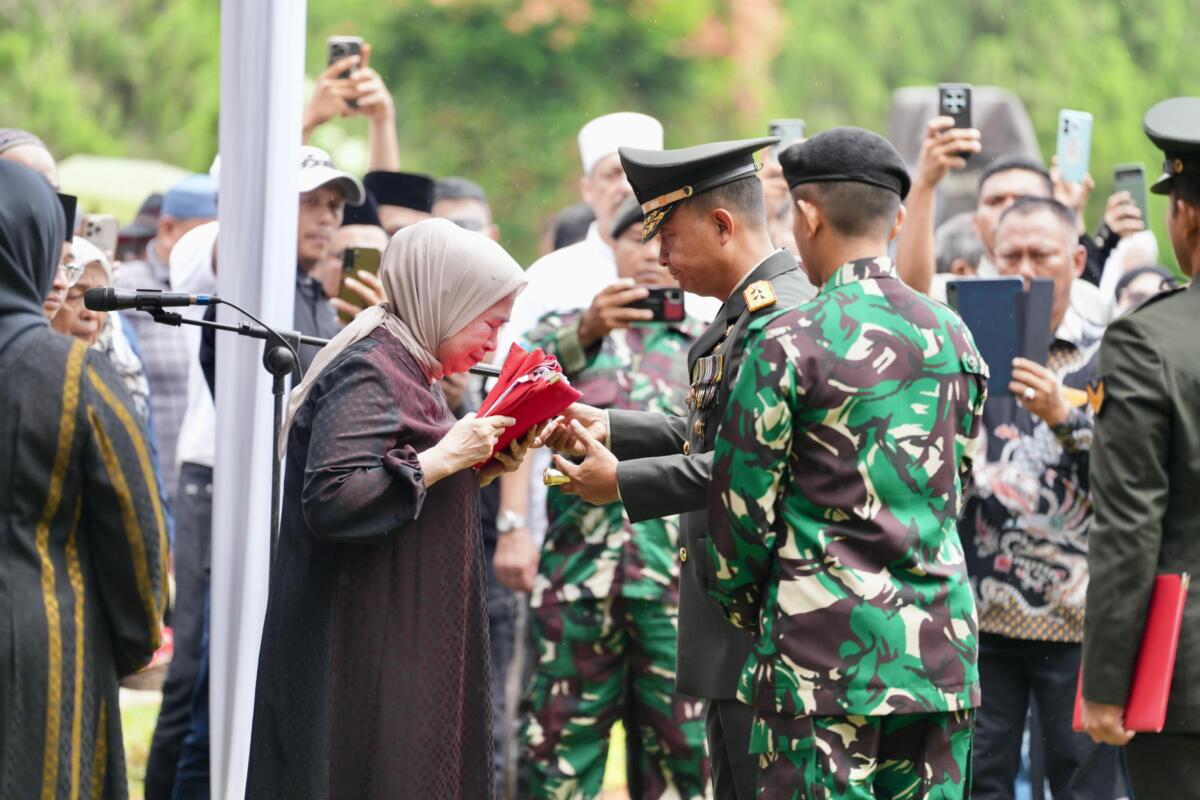 Hj Fatmawati Salim Terima Lipatan Merah Putih Usai Upacara Pemakaman Militer