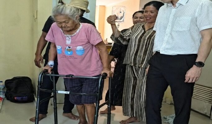 Operasi Sendi Berhasil, Pasien Lansia di RSUD Sulbar Kembali Berjalan